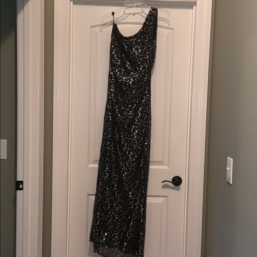 Beautiful evening dress. Great for parties